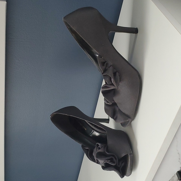 Ann Marino Ruffled Heels - Picture 2 of 8